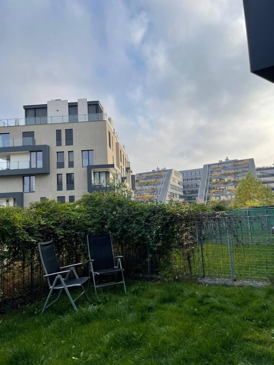 Serene & Private Garden Oasis Apartment Prag